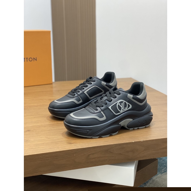 l**is V*t*n sneakers